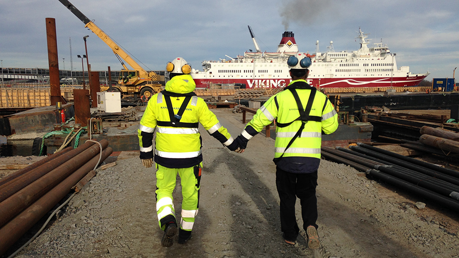 Member of the development project and port employee hand in hand