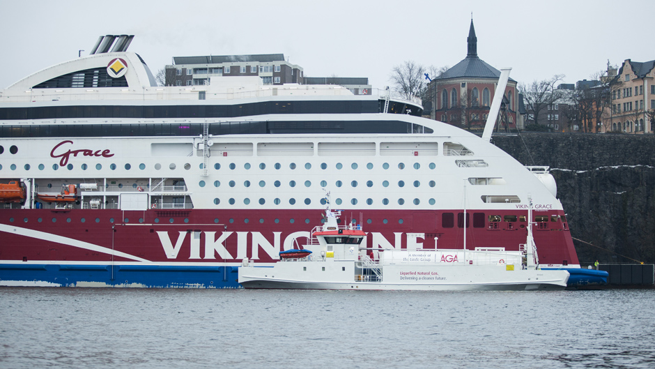 Aga's vessel Seagas bunkering LNG to Viking Grace