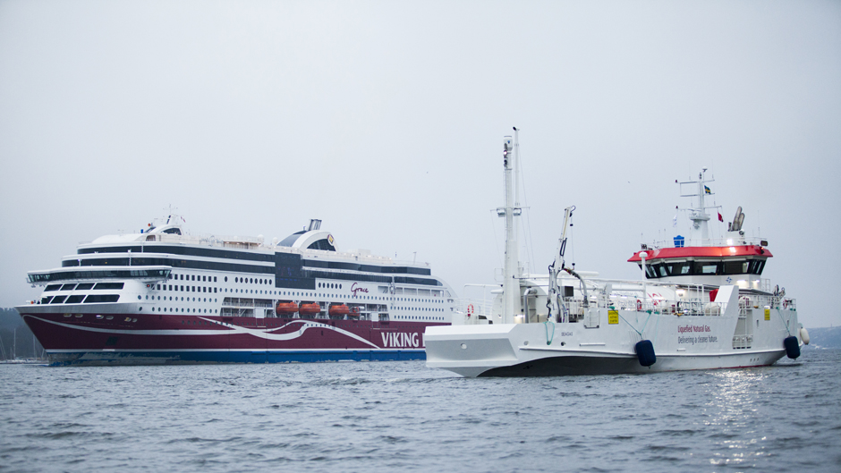 Viking Grace and the LNG bunkering vessel Seagas side by side