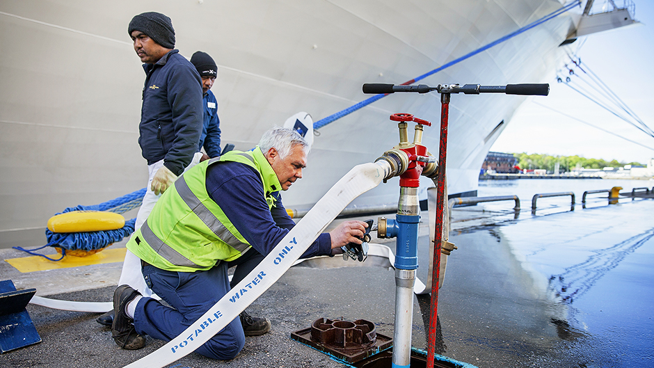 Vatten-Mats in action at the quay by a cruise vessel