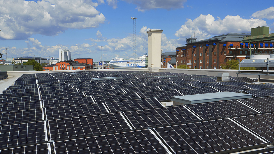 The photovoltaic system on the roof of the Banankompaniet building at the Frihamnen port.