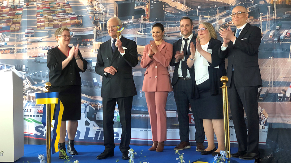 Royals cutting the ribbon at Stockholm Norvik Port