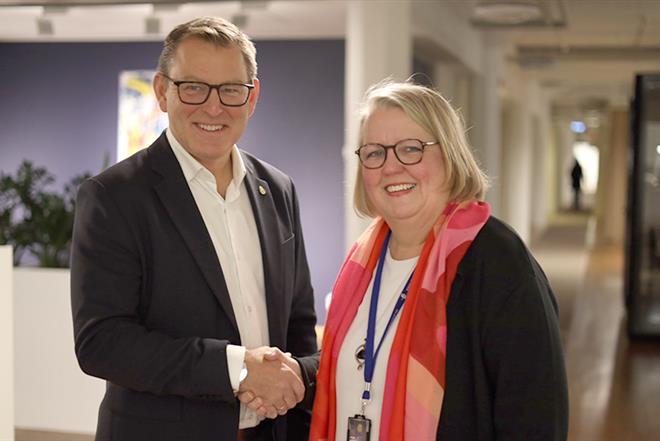 Erik Eklund and Magdalena Bosson shaking hands