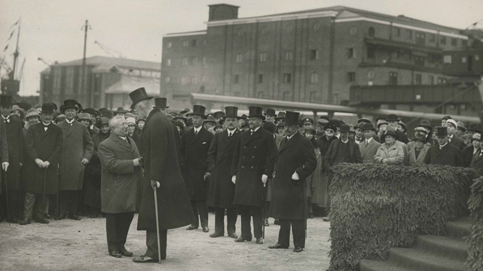 Frihamnen invigs av Gustaf V den 27 september 1926.