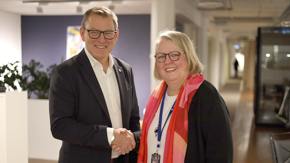 Sjöfartsverkets gd och Stockholms Hamnars vd skakar hand och ser glada ut.