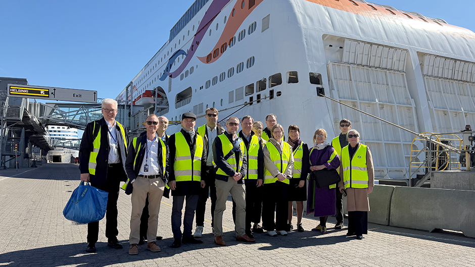 Deltagarna i kickoffen framför ett fartyg i Värtahamnen