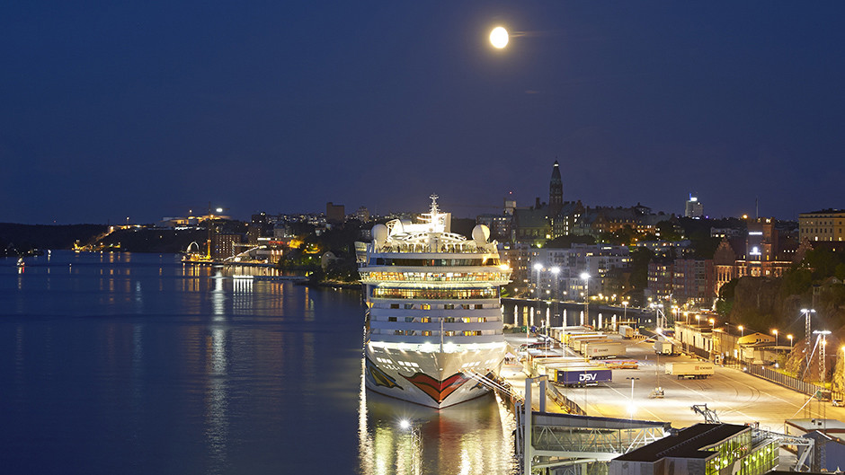Aidamar vid Stadsgårdskajen i vackert månljus.