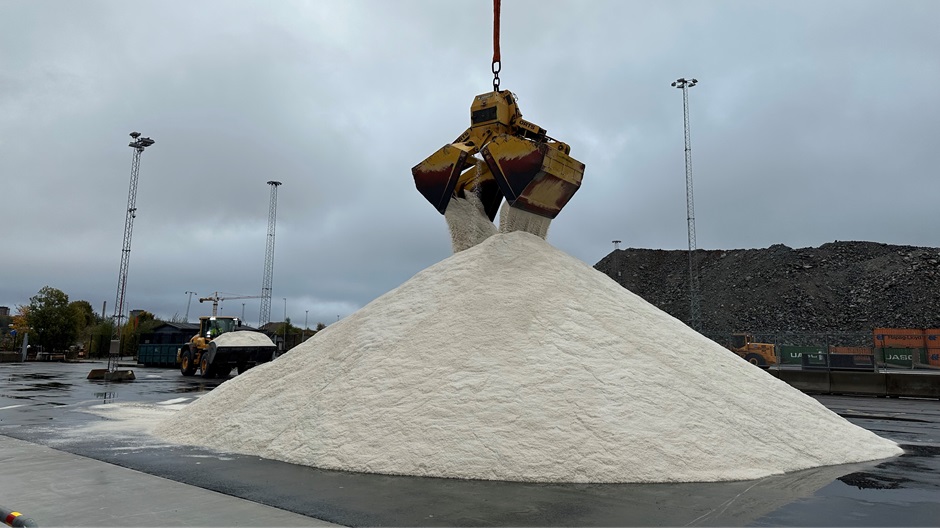Vägsalt som lastas av på kajen i Frihamnen i Stockholm