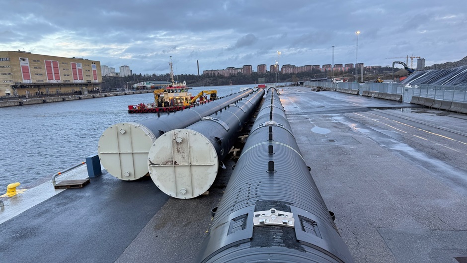 Stora rör som ligger på kajen i Frihamnen