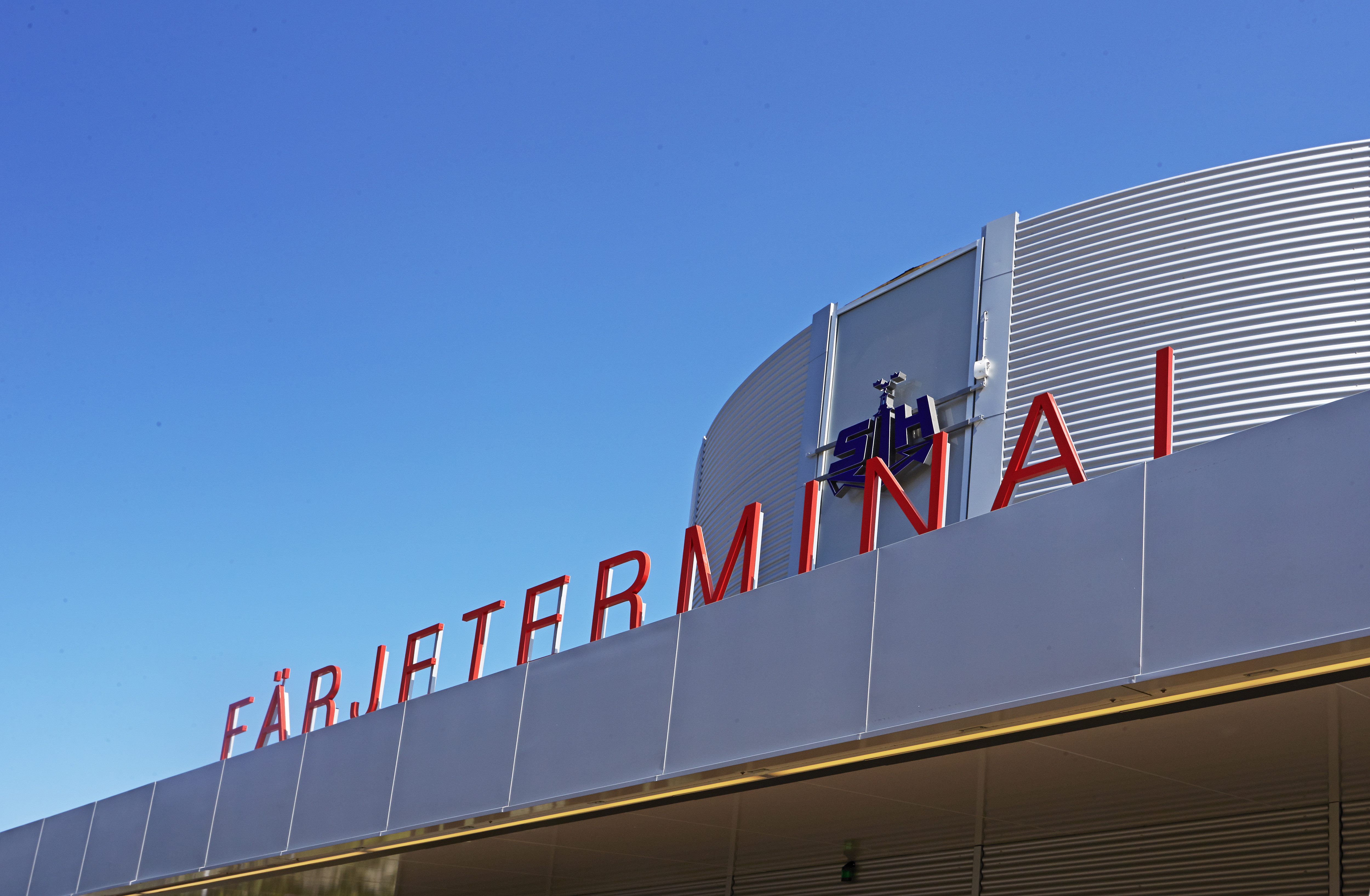 Skylten på färjeterminalens tak, där det står Färjeterminal.