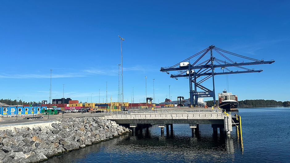 Den nya hamnanläggningen i Stockholm Norvik, med två containerkranar i bakgrunden.