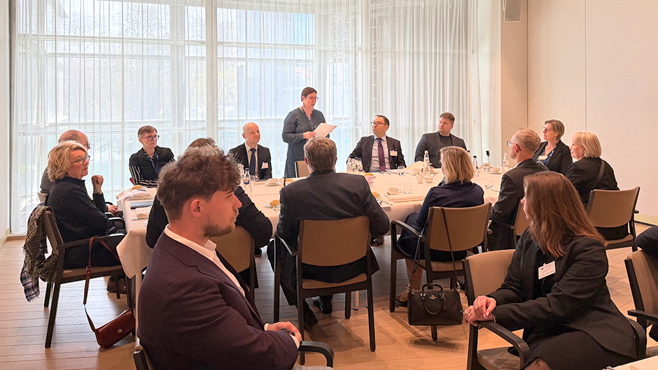 Mötesdeltagare runt ett avlångt bord.