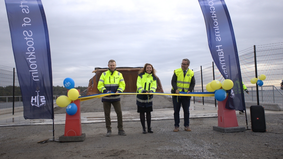 Tre personer klipper band / Three people cuts the ribbon. Henrik Stjernberg, Head of Department Middle, Sweden, NCC Industry Alexandra Lindström, Acting CEO (Chief Executive Officer, Ports of Stockholm Marcus Svinhufvud, Mayor of Nynäshamn Municipality
