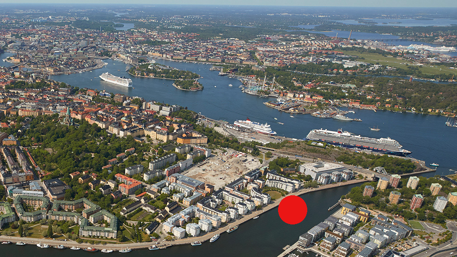 Flygbild över Norra Hammarbyhamnen där yachtplats är utmärkt.