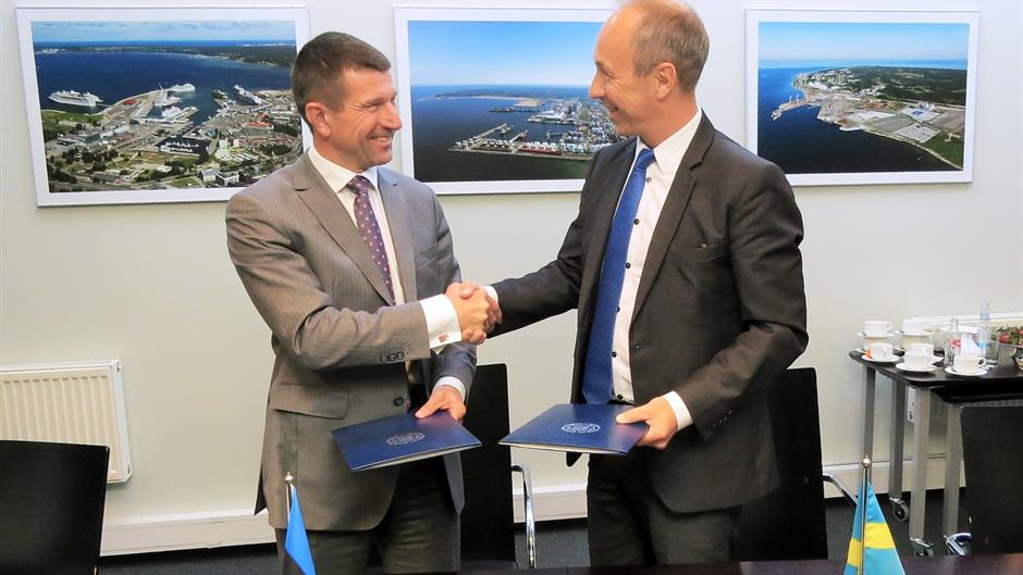 Ain Kaljurand, vd för Tallinns hamn, och Johan Castwall, vd för Stockholms Hamnar, skakar hand.