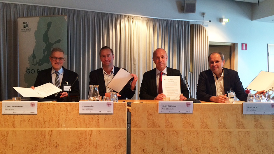 Representatives from Port of Tallinn, Port of Helsinki, Ports of Stockholm and Port of Turku signing the agreement
