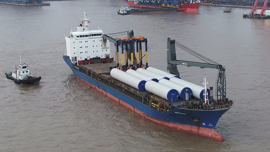 Straddle carriers on board a vessel