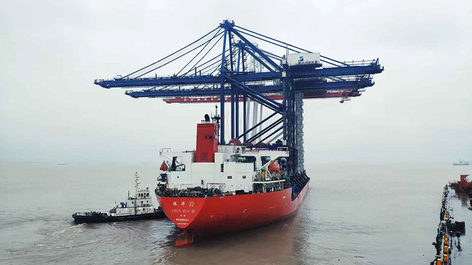 Cranes on board vessel