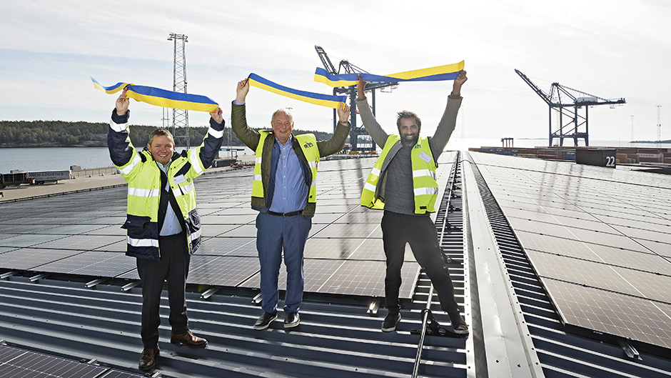 Thomas Andersson, Harry Bouveng and Fredrik Lindstål by the new solar cell facility at Stockholm Norvik