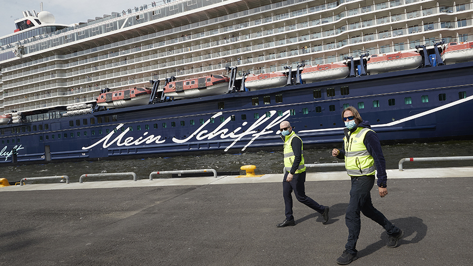 Two deputy harbour masters wearing facemasks in front of Mein Schiff 1