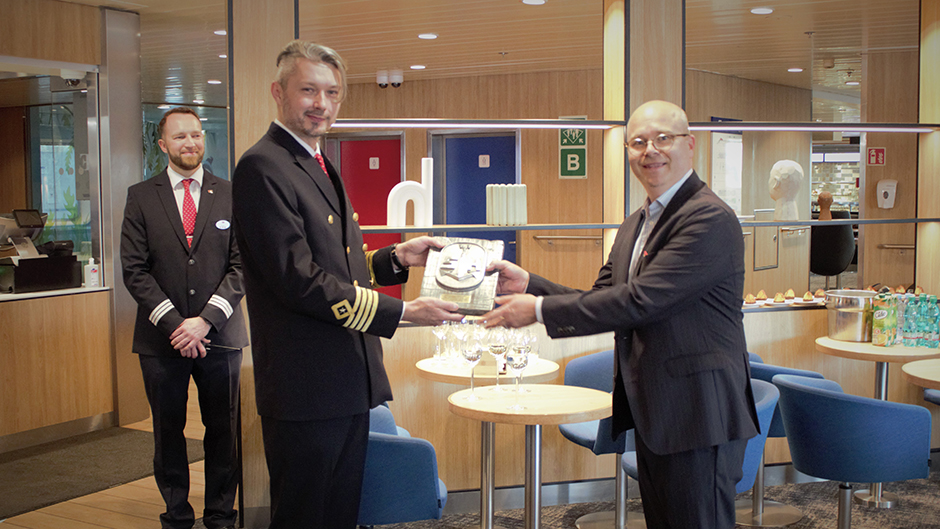 Johan Wallén handing over plaque to captain of Stena Scandica
