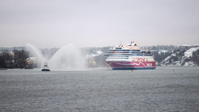 Viking Grace anländer till Stockholm med vattensaluteskort
