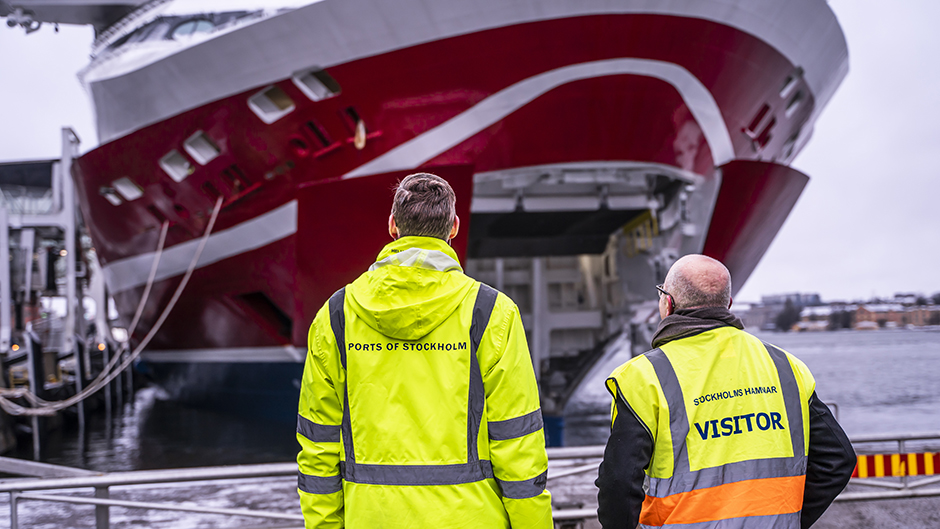 Two dock workers in front of Viking Glory