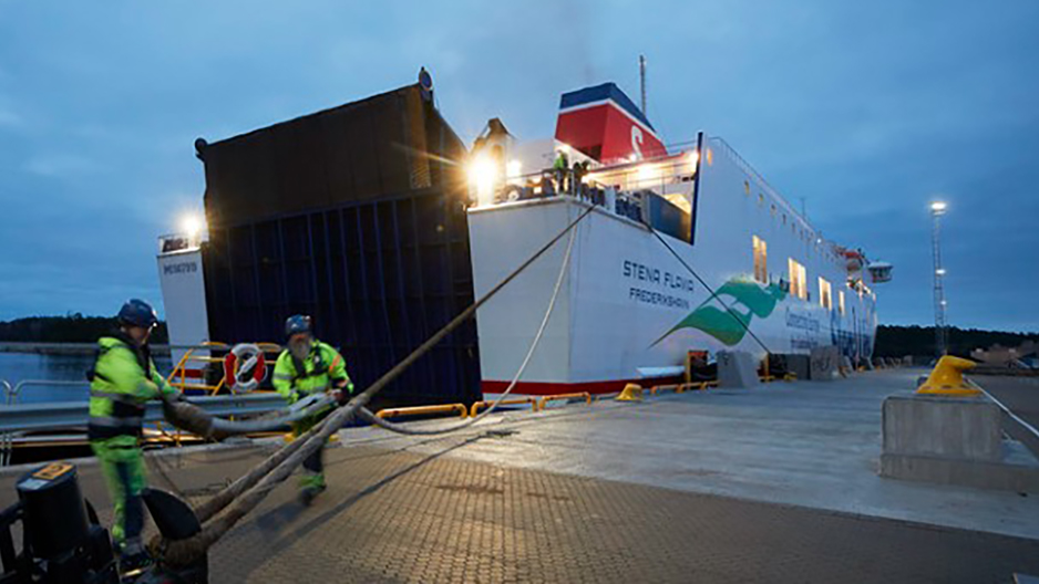 Two dock workers in front of Stena Flavia at Stockholm Norvik Port