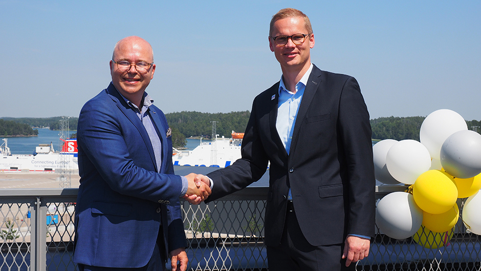 Johan Wallén and Benjamin Weinacht shaking hands