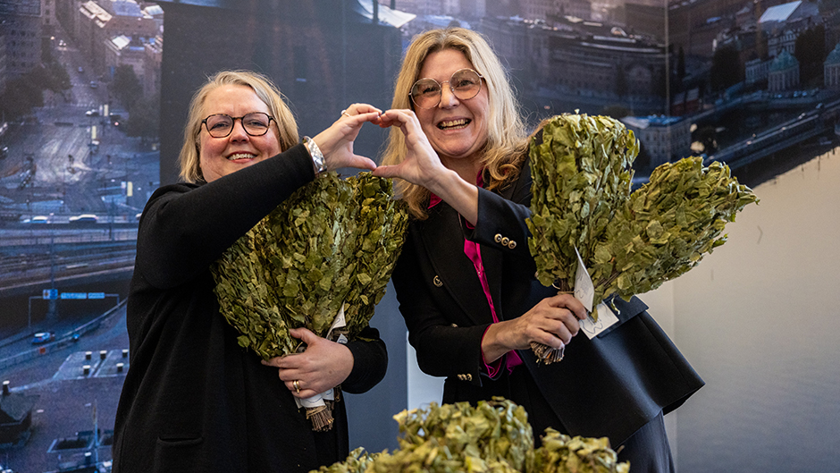 Magdalena Bosson and Caroline Strand making a heart with their hands