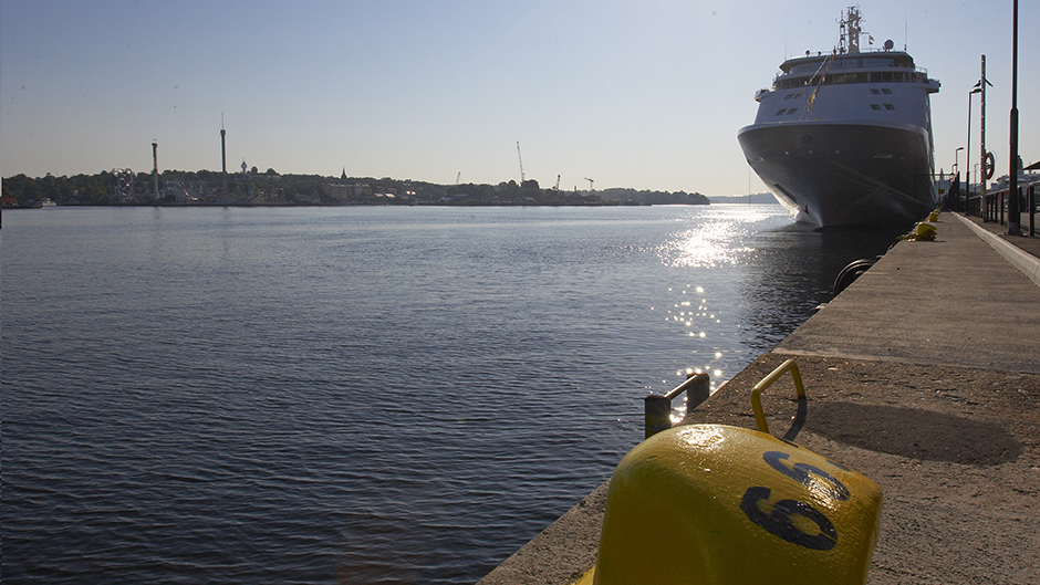 A cruise ship at quay and a bollard in the foreground