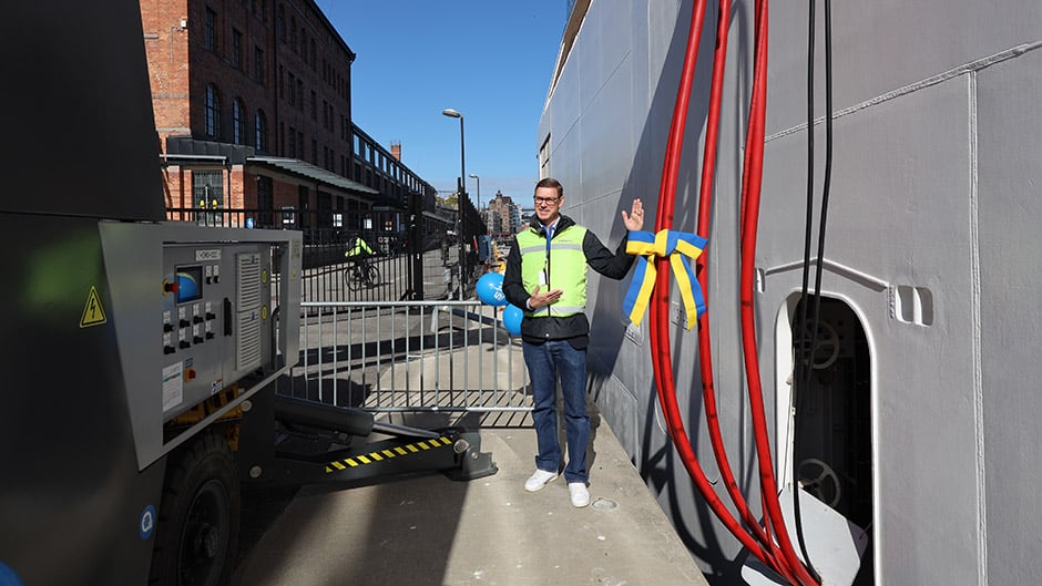 Stefan Scheja in front of cruise ship Viking Jupiter when connected to onshore power