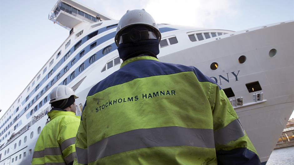 Personnel från Ports of Stockholm in front of Silja Symphony.