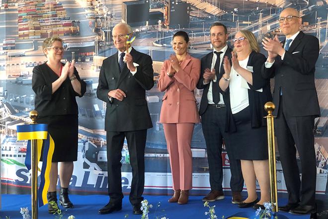 Royals cutting the ribbon at Stockholm Norvik Port