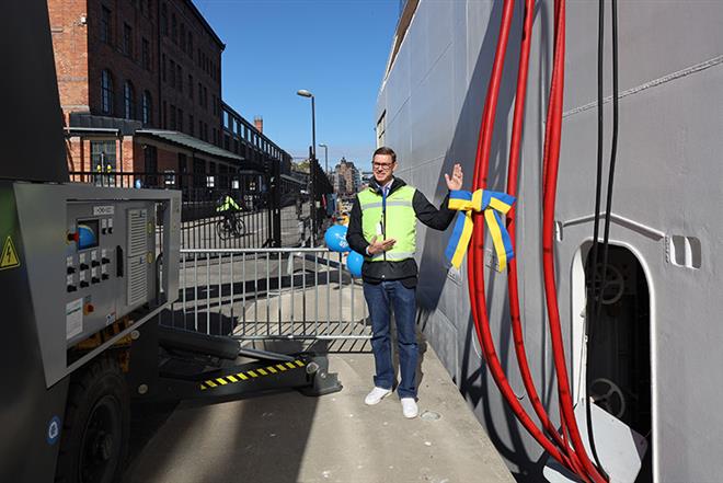 Stefan Scheja in front of cruise ship Viking Jupiter when connected to onshore power